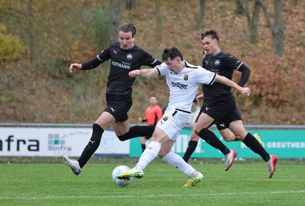 08.11.2025 - Fussball - Saison 2025 2026 - Regionalliga Bayern - 17. Spieltag: SpVgg Greuther Fürth Fuerth II U23 ( Kleeblatt ) - DJK Vilzing - DaMa - xdaxmax - Nikolaos Vakouftsis (4, SpVgg Greuther Fürth II ) Erol Özbay (28, DJK Vilzing ) Marlon Fries (7, SpVgg Greuther Fürth II )