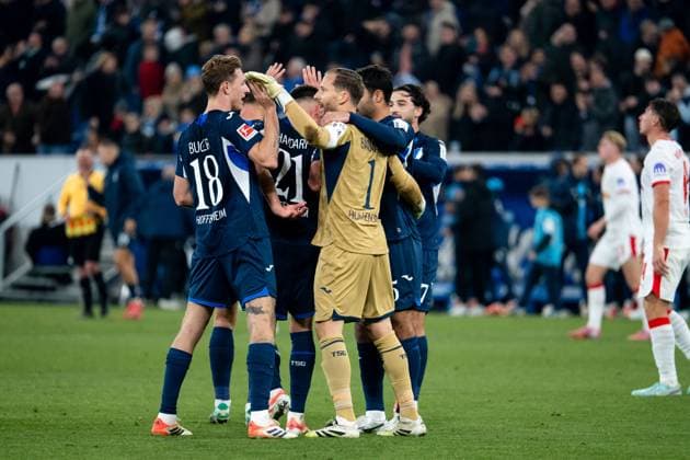 Wouter Burger (TSG Hoffenheim, 18), Albian Hajdari (TSG Hoffenheim, 21), Oliver Baumann (TSG Hoffenheim, 01) und Team jubeln ueber den Sieg, GER, TSG 1899 Hoffenheim vs RB Leipzig, Fussball Bundesliga, 10. Spieltag, Saison 2025 2026, 07.11.2025 DFB DFL regulations prohibit any use of photographs as image sequences and or quasi-video GER, TSG 1899 Hoffenheim vs RB Leipzig, Fussball Bundesliga, 10. Spieltag, Saison 2025 2026, 07.11.2025 Sinsheim Copyright: xEibner-Pressefoto Memmlerx EP_MMR