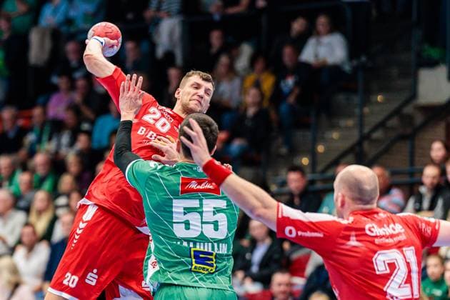 v.l. Uladzislau Kulesh (MT Melsungen, 20), Azat Valiullin (GWD Minden, 55), Arnar Freyr Arnarsson (MT Melsungen, 21) GER, GWD Minden vs. MT Melsungen, Handball, 1. Bundesliga, 11. Spieltag, Spielzeit 2025 2026, 08.11.2025 GER, GWD Minden vs. MT Melsungen, Handball, 1. Bundesliga, 11. Spieltag, Spielzeit 2025 2026, 08.11.2025 Luebbecke Copyright: xEibner-Pressefoto JanxRollingerx EP_JSK