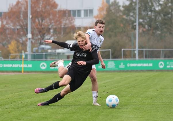 08.11.2025 - Fussball - Saison 2025 2026 - Regionalliga Bayern - 17. Spieltag: SpVgg Greuther Fürth Fuerth II U23 ( Kleeblatt ) - DJK Vilzing - DaMa - xdaxmax - Christoph Meister (2, SpVgg Greuther Fürth II ) Lukas Schröder (30, DJK Vilzing )