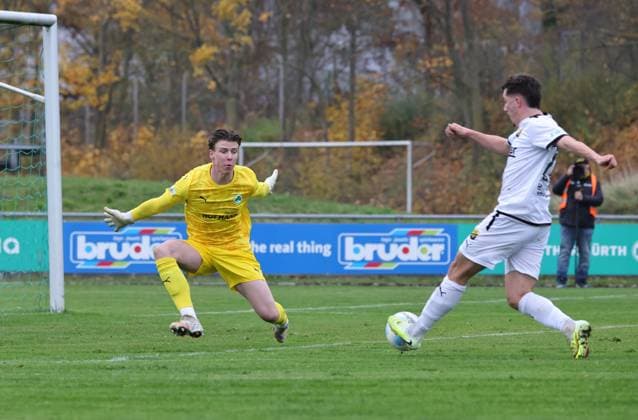 08.11.2025 - Fussball - Saison 2025 2026 - Regionalliga Bayern - 17. Spieltag: SpVgg Greuther Fürth Fuerth II U23 ( Kleeblatt ) - DJK Vilzing - DaMa - xdaxmax - Tor Treffer Torschuß zum 2:1 - Torschütze Erol Özbay (28, DJK Vilzing ) gegen Timo Schlieck (1, SpVgg Greuther Fürth II )