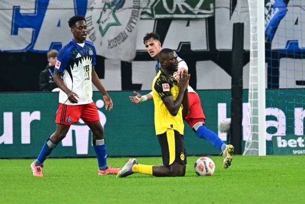 Fussball I Herren I 1. Bundesliga l Hamburger SV - Borussia Dortmund I 10. Spieltag I Saison 2025-2026 I HSV I 08.11.2025 I v.l. Lokonga Albert Sambi (HSV) , Guirassy Serhou (Bor. Dortmund) , Capaldo Nicolas (HSV) , Sportplatz : Volksparkstadion, Stellingen Hamburg Deutschland