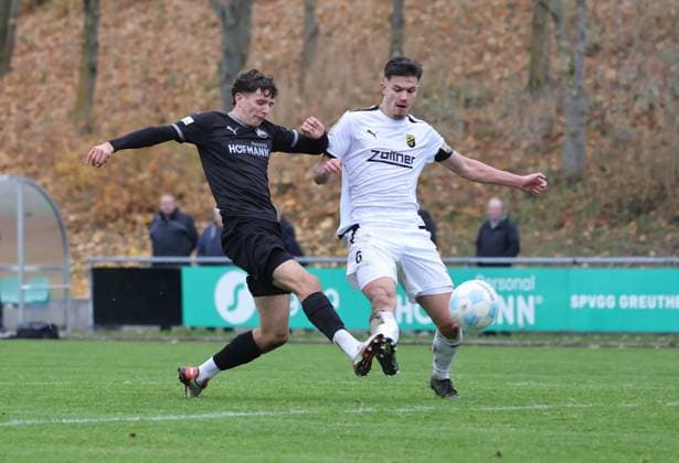 08.11.2025 - Fussball - Saison 2025 2026 - Regionalliga Bayern - 17. Spieltag: SpVgg Greuther Fürth Fuerth II U23 ( Kleeblatt ) - DJK Vilzing - DaMa - xdaxmax - Jakob Engel (3, SpVgg Greuther Fürth II ) Mario Kufner (6, DJK Vilzing )