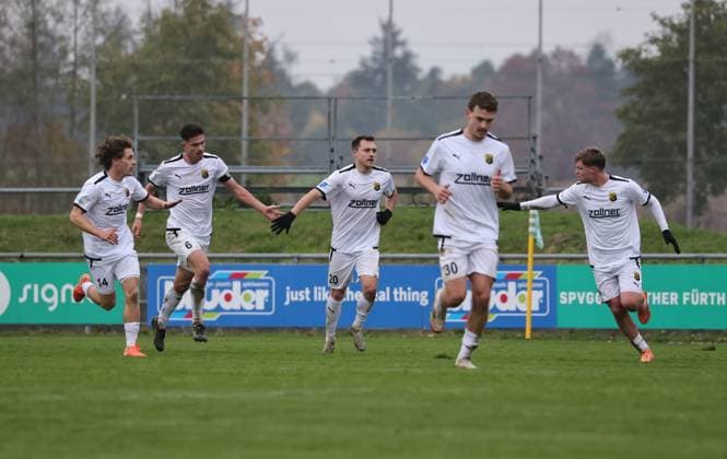 08.11.2025 - Fussball - Saison 2025 2026 - Regionalliga Bayern - 17. Spieltag: SpVgg Greuther Fürth Fuerth II U23 ( Kleeblatt ) - DJK Vilzing - DaMa - xdaxmax - Jubel Freude der Mannschaft Team der DJK Vilzing nach Tor Treffer Torschuß zum 2:2 - Torschütze Nikolaos Vakouftsis (4, SpVgg Greuther Fürth II ) Eigentor