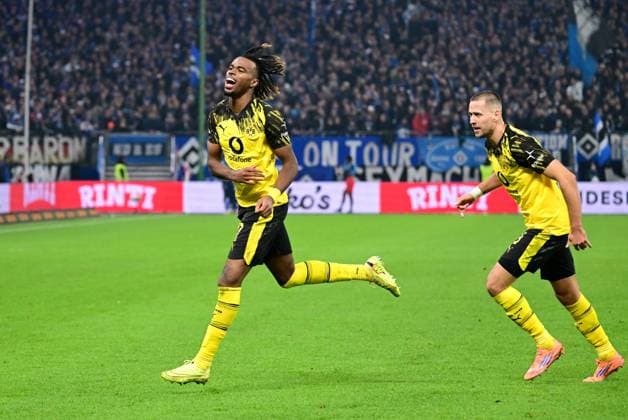 Fussball I Herren I 1. Bundesliga l Hamburger SV - Borussia Dortmund I 10. Spieltag I Saison 2025-2026 I HSV I 08.11.2025 I Dortmund Torjubel zum 1:0 v.l. Torschuetze Chukwuemeka Carney (Bor. Dortmund) und Anton Waldemar (Bor. Dortmund) , Sportplatz : Volksparkstadion, Stellingen Hamburg Deutschland