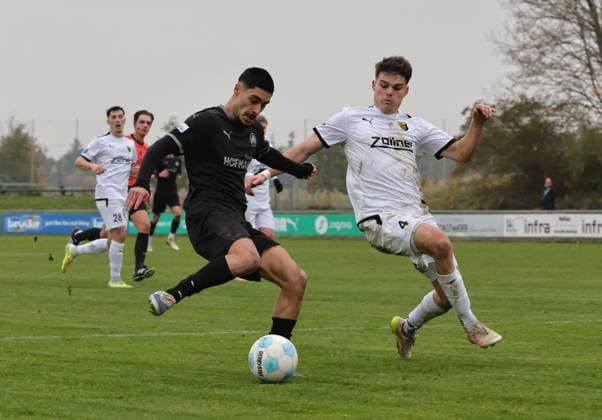 08.11.2025 - Fussball - Saison 2025 2026 - Regionalliga Bayern - 17. Spieltag: SpVgg Greuther Fürth Fuerth II U23 ( Kleeblatt ) - DJK Vilzing - DaMa - xdaxmax - Halit Yilmaz (19, SpVgg Greuther Fürth II ) Elja Härtl (4, DJK Vilzing )