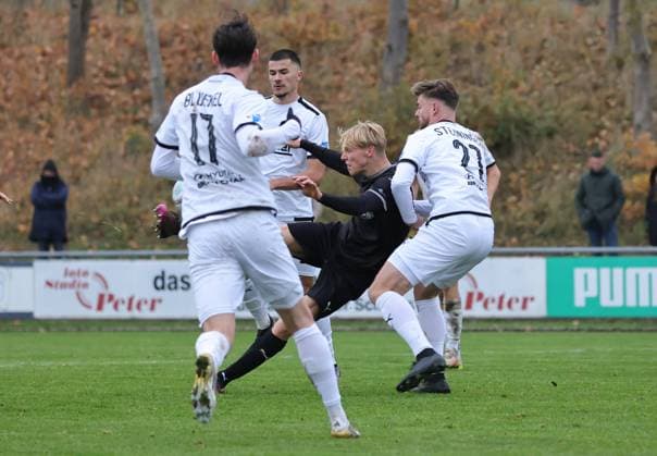 08.11.2025 - Fussball - Saison 2025 2026 - Regionalliga Bayern - 17. Spieltag: SpVgg Greuther Fürth Fuerth II U23 ( Kleeblatt ) - DJK Vilzing - DaMa - xdaxmax - Christoph Meister (2, SpVgg Greuther Fürth II ) mit Torschuss