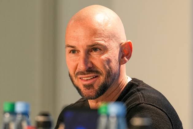 Fussball: Bundesliga, 10. Spieltag, TSG Hoffenheim - RB Leipzig am 08.11.2025 in Sinsheim (PreZero Arena), Deutschland, Saison 2025 2026 DFL REGULATIONS PROHIBIT ANY USE OF PHOTOGRAPHS AS IMAGE SEQUENCES AND OR QUASI VIDEO: Christian Ilzer (Cheftrainer TSG) im Fokus auf der PK nach dem Spiel. Sinsheim PreZero Arena Deutschland Copyright: xChristophxKinzingerx
