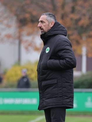 08.11.2025 - Fussball - Saison 2025 2026 - Regionalliga Bayern - 17. Spieltag: SpVgg Greuther Fürth Fuerth II U23 ( Kleeblatt ) - DJK Vilzing - DaMa - xdaxmax - Roberto Hilbert (Trainer SpVgg Greuther Fürth II ) nachdenklich