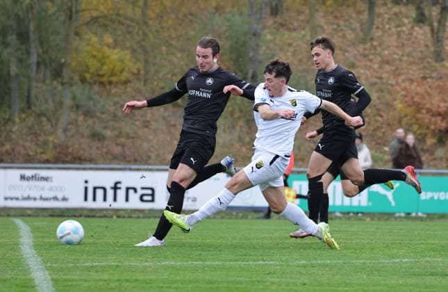 08.11.2025 - Fussball - Saison 2025 2026 - Regionalliga Bayern - 17. Spieltag: SpVgg Greuther Fürth Fuerth II U23 ( Kleeblatt ) - DJK Vilzing - DaMa - xdaxmax - Nikolaos Vakouftsis (4, SpVgg Greuther Fürth II ) Erol Özbay (28, DJK Vilzing ) Marlon Fries (7, SpVgg Greuther Fürth II )