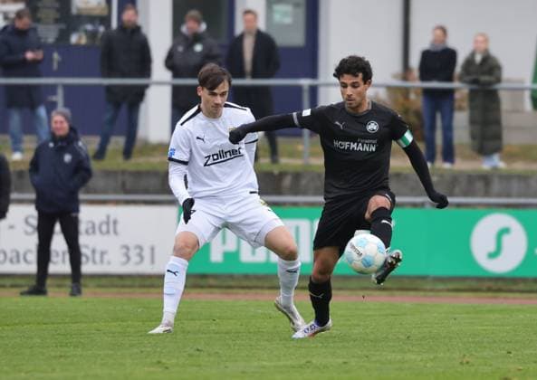 08.11.2025 - Fussball - Saison 2025 2026 - Regionalliga Bayern - 17. Spieltag: SpVgg Greuther Fürth Fuerth II U23 ( Kleeblatt ) - DJK Vilzing - DaMa - xdaxmax - Jonas Blümel (17, DJK Vilzing ) Lucas Torres Farias (8, SpVgg Greuther Fürth II )