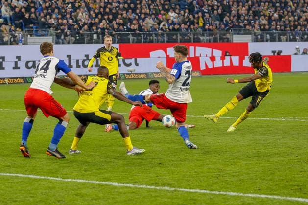Luka Vuskovic Nicolai Remberg Albert Sambi Lokonga ( HSV ) können das 0:1 durch 17 Carney Chukwuemeka ( BVB ) nicht verhindern Deutschland , Hamburg , Volksparkstadion , Fussball , 1. Bundesliga , Hamburger SV - Borussia Dortmund