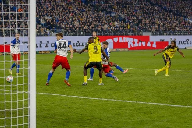 Luka Vuskovic Nicolai Remberg Albert Sambi Lokonga ( HSV ) können das 0:1 durch 17 Carney Chukwuemeka ( BVB ) nicht verhindern Deutschland , Hamburg , Volksparkstadion , Fussball , 1. Bundesliga , Hamburger SV - Borussia Dortmund