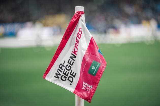 Fußball Männer Saison 2025 2026 1. Fußball-Bundesliga 10. Spieltag Hamburger SV vs. Borussia Dortmund 08.11.2025 Eckfahne Wir Gegen Krebs Hanse Merkur Yes We Cancer Hamburg Volksparkstadion Hamburg Deutschland