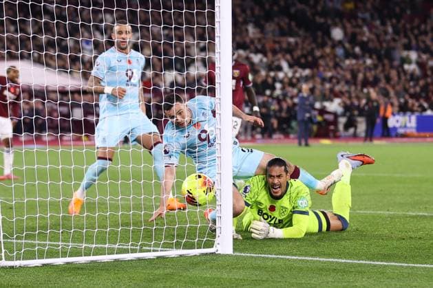 West Ham United v Burnley 08 November 2025, London - Premier League Football - West Ham United v Burnley - Josh Cullen of Burnley scores their second goal following a mix up with West Ham United goalkeeper Alphonse Areola - Photo: Jacques Feeney Offside. London UK Copyright: xJacquesxFeeneyx xOffsidexOffside