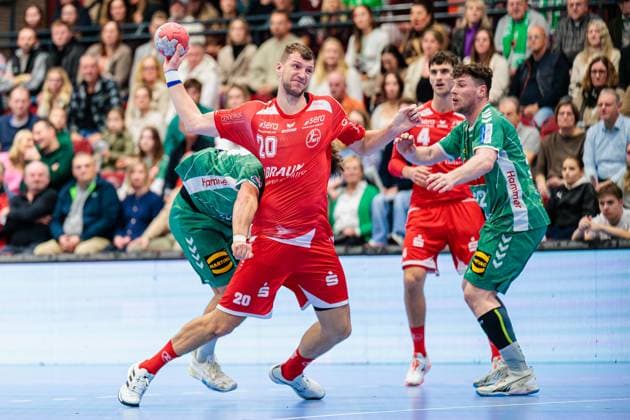 v.l. Tom Bergner (GWD Minden, 28), Uladzislau Kulesh (MT Melsungen, 20) im Zweikampf GER, GWD Minden vs. MT Melsungen, Handball, 1. Bundesliga, 11. Spieltag, Spielzeit 2025 2026, 08.11.2025 GER, GWD Minden vs. MT Melsungen, Handball, 1. Bundesliga, 11. Spieltag, Spielzeit 2025 2026, 08.11.2025 Luebbecke Copyright: xEibner-Pressefoto JanxRollingerx EP_JSK