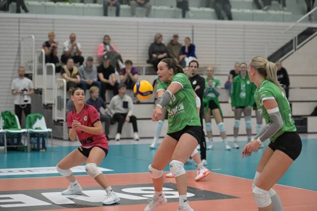 RECORD DATE NOT STATED Amelie Strothoff (10; USC Münster) nimmt den Ball an, Pippa Molenaar (1; USC Münster) ist in Annahmeposition, während Matthias Pack (999; USC Münster) als Cheftrainer im Hintergrund beobachtet Amelie Strothoff (10; USC Münster) nimmt den Ball an Copyright: xSpeedshotx