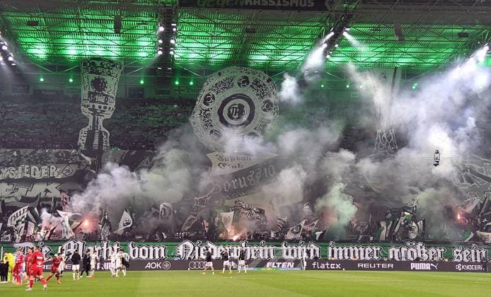 08.11.2025, xhbx, Fussball 1.Bundesliga, Borussia Moenchengladbach - 1.FC Köln v.l. Fans, Stimmung, Schal, Fahne, Banner von Borussia Mönchengladbach, Choreografie, Bengalos, Rauch, Rauchbombe, Feuerwerk, Pyrotechnik (DFL DFB REGULATIONS PROHIBIT ANY USE OF PHOTOGRAPHS as IMAGE SEQUENCES and or QUASI-VIDEO) Moenchengladbach