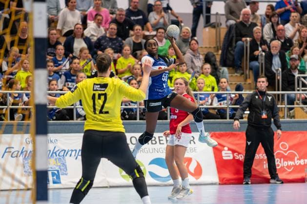 HSG Blomberg-Lippe (GER) vs. Valur Reykjavik (ISL), Handball, EHF European League Frauen, Qualifikationsrunde 3, 08.11.2025, Saision 2025 2026, Blomberg Farrelle Njinkeu (HSG Blomberg-Lippe, 55) im Torwurf gegen Hafdis Renoetudottir (Valur Reykjavik, 12) Blomberg Sporthalle an der Ulmenallee Deutschland
