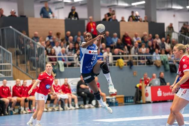 HSG Blomberg-Lippe (GER) vs. Valur Reykjavik (ISL), Handball, EHF European League Frauen, Qualifikationsrunde 3, 08.11.2025, Saision 2025 2026, Blomberg Farrelle Njinkeu (HSG Blomberg-Lippe, 55) im Torwurf Blomberg Sporthalle an der Ulmenallee Deutschland