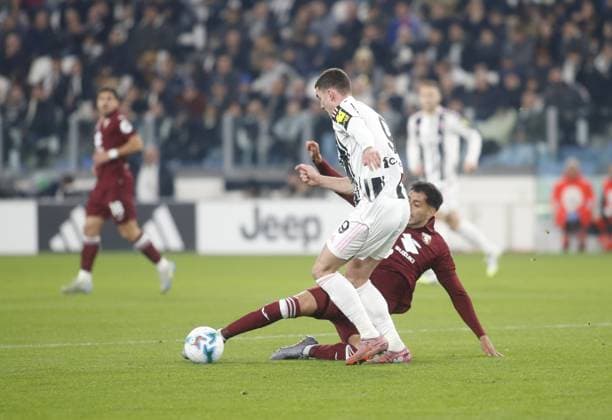 Dusan Vlahovic of Juventus FC and Guillermo Maripan of Torino FC fighting for the ball during the Italian Serie A, season 20025 26, football match between Juventus FC and Torino FC on 08 November 2025 at Allianz Stadium, Turin, Italy. Photo Nderim Kaceli  Copyright: xNderimxKaceli IPAxSportx xipa-agency.netx xx IPA_67701202 IPA_Agency_IPA67701202