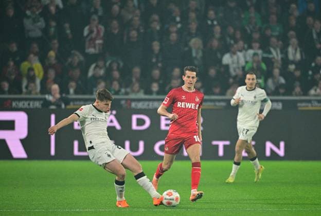 08.11.2025; Moenchengladbach; Fussball, Herren, Saison 2025 2026, Borussia Moenchengladbach vs. 1. FC Koeln Lukas Ullrich (Gladbacher li.) klaert vor Jakub Kaminski (Koeln, re.) DFL regulations prohibit any use of photographs as image sequences and or quasi-video. Borussia-Park NRW Deutschland