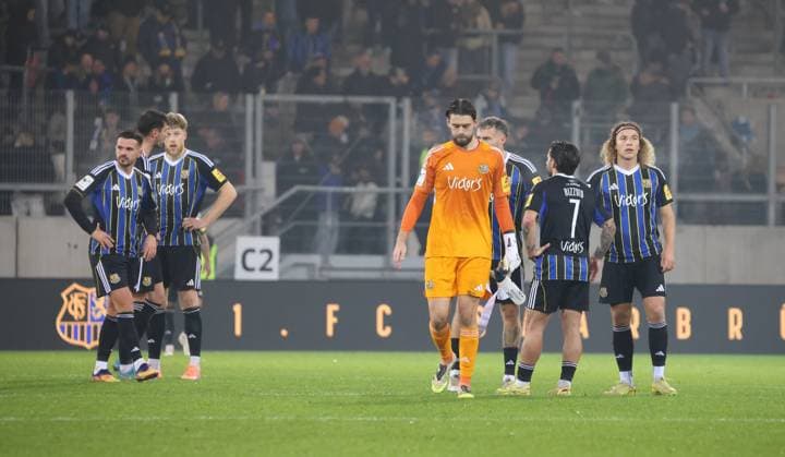 08.11.2025, Fussball, Herren, 3. Liga, Saison 2025 2026, 1. FC Saarbrücken - TSV Havelse, Enttäuschung bei den Spielern des 1. FC Saarbrücken nach dem Spiel Saarbrücken Ludwigsparkstadion Saarland Deutschland (DE) Copyright: xFabianxKleerx