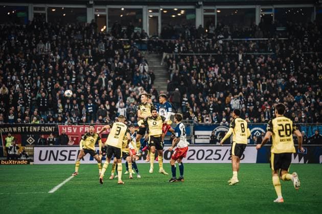 Fußball Männer Saison 2025 2026 1. Fußball-Bundesliga 10. Spieltag Hamburger SV vs. Borussia Dortmund 08.11.2025 Kopfball führt zum Tor von Ransford-Yeboah Königsdörffer ( 11, HSV) Hamburg Volksparkstadion Hamburg Deutschland
