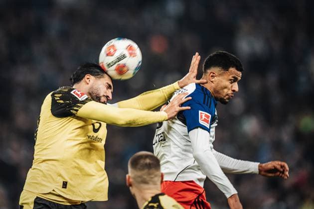 Fußball Männer Saison 2025 2026 1. Fußball-Bundesliga 10. Spieltag Hamburger SV vs. Borussia Dortmund 08.11.2025 Kopfballduell v.l. Emre Can ( 23, Borussia Dortmund) und Robert Glatzel ( 9, HSV) Hamburg Volksparkstadion Hamburg Deutschland