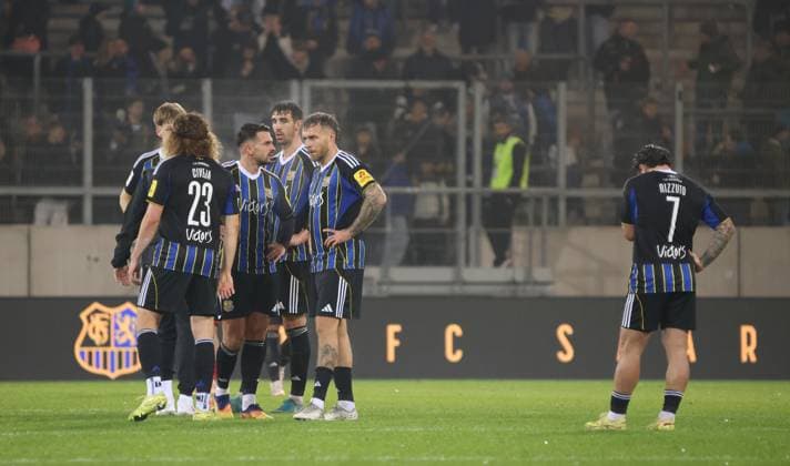 08.11.2025, Fussball, Herren, 3. Liga, Saison 2025 2026, 1. FC Saarbrücken - TSV Havelse, Enttäuschung bei den Spielern des 1. FC Saarbrücken nach dem Spiel Saarbrücken Ludwigsparkstadion Saarland Deutschland (DE) Copyright: xFabianxKleerx