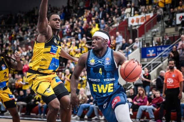 Brian Fobbs (EWE Baskets Oldenburg, 04) zieht vorbei an Keeshawn Kellman (MHP RIESEN Ludwigsburg, 32) GER, MHP Riesen Ludwigsburg - EWE Baskets Oldenburg, easycredit BBL, Basketball, Bundesliga, 7. Spieltag, Spielzeit 2025 2026, 08.11.2025 GER, MHP Riesen Ludwigsburg - EWE Baskets Oldenburg, easycredit BBL, Basketball, Bundesliga, 7. Spieltag, Spielzeit 2025 2026, 08.11.2025 Ludwigsburg Copyright: xSandyxDinkelackerx EP_SDR