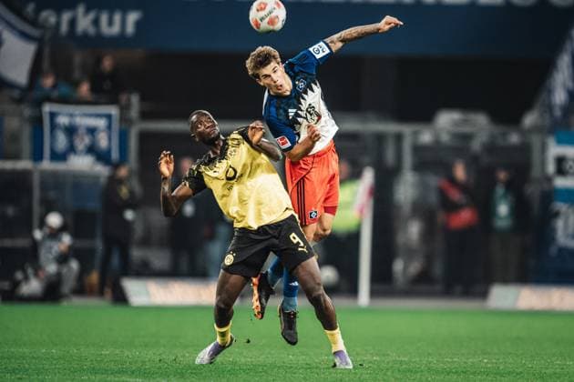 Fußball Männer Saison 2025 2026 1. Fußball-Bundesliga 10. Spieltag Hamburger SV vs. Borussia Dortmund 08.11.2025 v.l. Serhou Guirassy ( 9, Borussia Dortmund) gegen Luka Vuskovic ( 44, HSV) Kopfball Hamburg Volksparkstadion Hamburg Deutschland