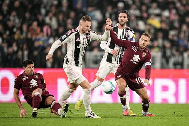 Torino™s Nikola Vlasic fights for the ball with Juventus Dusan Vlahovic during the Serie A soccer match between Juventus and Torino at the Allianz Stadium in Turin, north west Italy - Saturday, Nov. 8, 2025. - Soccer .  Copyright: xMarcoxAlpozzi LaPressex
