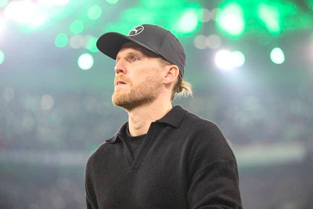 Mönchengladbach, Deutschland, 08.11.25: Trainer Eugen Polanski (Borussia Mönchengladbach) schaut waehrend des Spiels der Bundesliga zwischen Borussia Mönchengladbach vs 1. FC Köln im Stadion im Borussia Park Mönchengladbach Stadion im Borussia Park North Rhine-Westphalia Germany Copyright: xBrauer-Fotoagenturx xAdrianxSchlx
