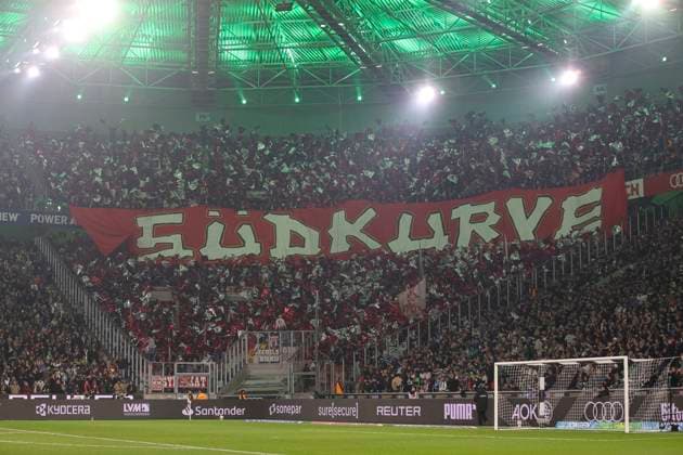Mönchengladbach, Deutschland, 08.11.25: die Choreo vom 1. FC Köln waehrend des Spiels der Bundesliga zwischen Borussia Mönchengladbach vs 1. FC Köln im Stadion im Borussia Park Mönchengladbach Stadion im Borussia Park North Rhine-Westphalia Germany Copyright: xBrauer-Fotoagenturx xAdrianxSchlx
