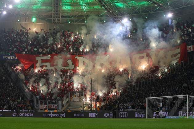 Mönchengladbach, Deutschland, 08.11.25: die Fans von 1. FC Köln zünden Pyrotechnik während der Choreo waehrend des Spiels der Bundesliga zwischen Borussia Mönchengladbach vs 1. FC Köln im Stadion im Borussia Park Mönchengladbach Stadion im Borussia Park North Rhine-Westphalia Germany Copyright: xBrauer-Fotoagenturx xAdrianxSchlx