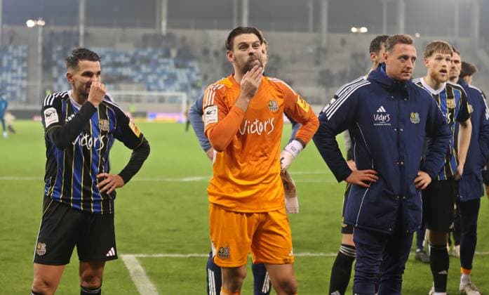 08.11.2025, Fussball, Herren, 3. Liga, Saison 2025 2026, 1. FC Saarbrücken - TSV Havelse, Enttäuschung bei den Spielern des 1. FC Saarbrücken nach dem Spiel, Kasim Rabihic (1. FC Saarbruecken), Phillip Menzel (1. FC Saarbruecken), Robin Bormuth (1. FC Saarbruecken) Saarbrücken Ludwigsparkstadion Saarland Deutschland (DE) Copyright: xFabianxKleerx