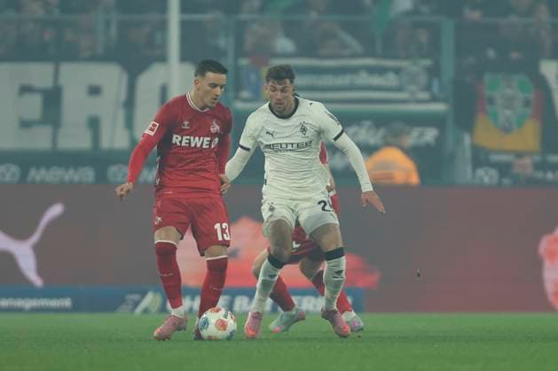 Said El Mala (1. FC Koeln) und Joe Scally (Borussia Mönchengladbach) im Zweikampf waehrend des spiels der Bundesliga zwischen Borussia Mönchengladbach und 1. FC Köln, Stadion im Borussia-Park am 08. November 2025 in Mönchengladbach, Deutschland. (Foto von Oliver Kaelke DeFodi Images) +++ Said El Mala (1. FC Koeln) und Joe Scally (Borussia Mönchengladbach) battle for the ball during the Bundesliga match between Borussia Mönchengladbach and 1. FC Köln at Stadion im Borussia-Park on November 8, 2025 in Mönchengladbach, Germany. (Photo by Oliver Kaelke DeFodi Images) DFL regulations prohibit any use of photographs as image sequences and or quasi-video. (Photo by Oliver Kaelke DeFodi Images) Said El Mala 1 FC Koeln and Joe Scally Borussia Mönchengladbach in a duel during the Bundesliga match between Borussia Mönchengladbach and 1 FC Köln, Stadion im Borussia Park on November 08, 2025 in Mönchengladbach, Germany, Germany Photo by Oliver Kaelke DeFodi Images Said El Mala 1 FC Koeln and Joe Scally Borussia Mönchengladbach battle for the ball during the Bundesliga match between Borussia Mönchengladbach and 1 FC Köln at Stadion im Borussia Park on November 8, 2025 in Mönchengladbach, Germany Photo by Oliver Kaelke DeFodi Images DFL regulations prohibit any use of photographs as image sequences and or quasi video Photo by Oliver Kaelke DeFodi Images