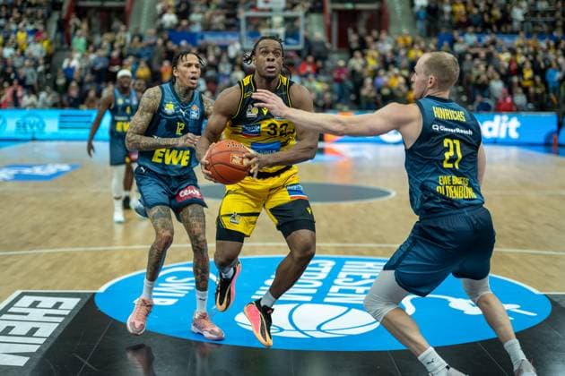 Michale Kyser (EWE Baskets Oldenburg, 12), Keeshawn Kellman (MHP RIESEN Ludwigsburg, 32), Seth Hinrichs (EWE Baskets Oldenburg, 21), GER, MHP RIESEN Ludwigsburg vs. EWE Baskets Oldenburg, easycredit BBL, Basketball, Bundesliga, 7. Spieltag, Spielzeit 2025 2026, 08.11.2025, GER, MHP RIESEN Ludwigsburg vs. EWE Baskets Oldenburg, easycredit BBL, Basketball, Bundesliga, 7. Spieltag, Spielzeit 2025 2026, 08.11.2025 Ludwigsburg Copyright: xEibner-Pressefoto SaschaxWaltherx EP_EER