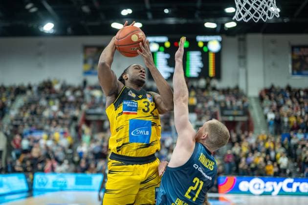 Keeshawn Kellman (MHP RIESEN Ludwigsburg, 32), Seth Hinrichs (EWE Baskets Oldenburg, 21), GER, MHP RIESEN Ludwigsburg vs. EWE Baskets Oldenburg, easycredit BBL, Basketball, Bundesliga, 7. Spieltag, Spielzeit 2025 2026, 08.11.2025, GER, MHP RIESEN Ludwigsburg vs. EWE Baskets Oldenburg, easycredit BBL, Basketball, Bundesliga, 7. Spieltag, Spielzeit 2025 2026, 08.11.2025 Ludwigsburg Copyright: xEibner-Pressefoto SaschaxWaltherx EP_EER