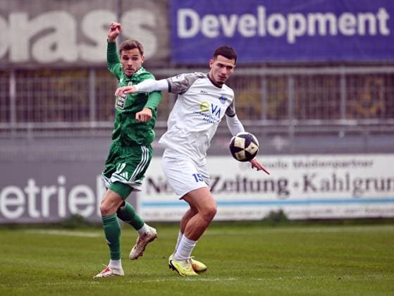 08.11.2025, xjhx, Fussball Regionalliga Suedwest, Bayern Alzenau - FC 08 Homburg v.l. Nils Roeseler (FC Homburg), Filip Pandza (Bayern Alzenau) (DFL DFB REGULATIONS PROHIBIT ANY USE OF PHOTOGRAPHS as IMAGE SEQUENCES and or QUASI-VIDEO) Alzenau