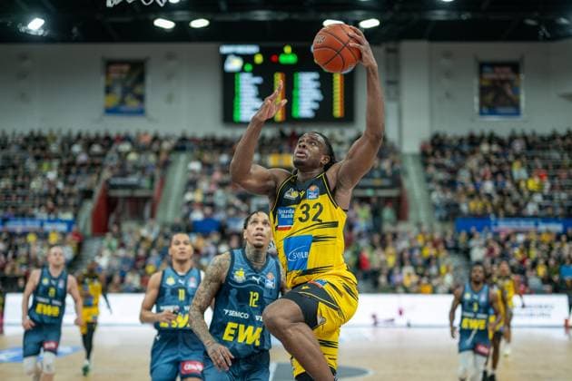 Michale Kyser (EWE Baskets Oldenburg, 12), Keeshawn Kellman (MHP RIESEN Ludwigsburg, 32), GER, MHP RIESEN Ludwigsburg vs. EWE Baskets Oldenburg, easycredit BBL, Basketball, Bundesliga, 7. Spieltag, Spielzeit 2025 2026, 08.11.2025, GER, MHP RIESEN Ludwigsburg vs. EWE Baskets Oldenburg, easycredit BBL, Basketball, Bundesliga, 7. Spieltag, Spielzeit 2025 2026, 08.11.2025 Ludwigsburg Copyright: xEibner-Pressefoto SaschaxWaltherx EP_EER