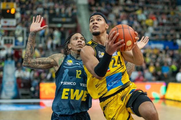 Michale Kyser (EWE Baskets Oldenburg, 12), Brandon Tischler (MHP RIESEN Ludwigsburg, 24), GER, MHP RIESEN Ludwigsburg vs. EWE Baskets Oldenburg, easycredit BBL, Basketball, Bundesliga, 7. Spieltag, Spielzeit 2025 2026, 08.11.2025, GER, MHP RIESEN Ludwigsburg vs. EWE Baskets Oldenburg, easycredit BBL, Basketball, Bundesliga, 7. Spieltag, Spielzeit 2025 2026, 08.11.2025 Ludwigsburg Copyright: xEibner-Pressefoto SaschaxWaltherx EP_EER
