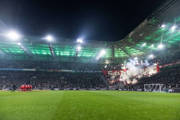 1. Fussball Bundesliga: Borussia Mönchengladbach - 1. FC Köln; 08.11.2025 Choreo der Fans des 1. FC Köln Südkurve Banner, Fahnen in Silber-Rot Bengalos Davor: Teamkreis der Startelf des 1. FC Köln 1. Fussball Bundesliga, Borussia Mönchengladbach - 1. FC Köln, Mönchengladbach, BORUSSIA-PARK am 08.11.2025 DFL REGULATIONS PROHIBIT ANY USE OF PHOTOGRAPHS AS IMAGE SEQUENCES AND OR QUASI-VIDEO. Copyright: xBEAUTIFULxSPORTS Wunderlx