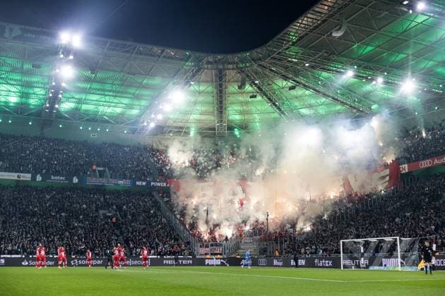 1. Fussball Bundesliga: Borussia Mönchengladbach - 1. FC Köln; 08.11.2025 Choreo der Fans des 1. FC Köln Südkurve Banner, Fahnen in Silber-Rot Bengalos Die Startelf des 1. FC Köln applaudiert Richtung Kurve 1. Fussball Bundesliga, Borussia Mönchengladbach - 1. FC Köln, Mönchengladbach, BORUSSIA-PARK am 08.11.2025 DFL REGULATIONS PROHIBIT ANY USE OF PHOTOGRAPHS AS IMAGE SEQUENCES AND OR QUASI-VIDEO. Copyright: xBEAUTIFULxSPORTS Wunderlx