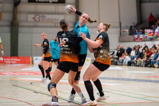 Handball I Frauen I Saison 2025-2026 I DHB-Pokal I Viertelfinale I VfL Waiblingen - Thüringer HC I 08.11.2025 Luca Farago (19, Thüringer HC) setzt sch gegen Isabel Kattner (10, VfL Waiblingen Tigers) und Kimberly Eileen Gisa (18, VfL Waiblingen Tigers) durch Waiblingen Rundsporthalle Baden-Württemberg Deutschland Copyright: xLobeca MaxxPetershansx