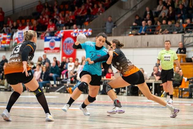 Handball I Frauen I Saison 2025-2026 I DHB-Pokal I Viertelfinale I VfL Waiblingen - Thüringer HC I 08.11.2025 Giulia Guariero (13, Thüringer HC) mit Ball Waiblingen Rundsporthalle Baden-Württemberg Deutschland Copyright: xLobeca MaxxPetershansx
