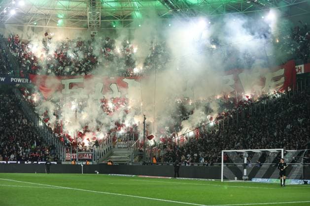 Fussball, Bundesliga Saison 2025 2026 10. Spieltag Borussia Mönchengladbach - 1.FC Köln 08.11.2025, BORUSSIA-PARK Fans 1. FC Köln mit einer Choreo und Pyro Mönchengladbach BORUSSIA-PARK Nordrhein-Westfalen Deutschland