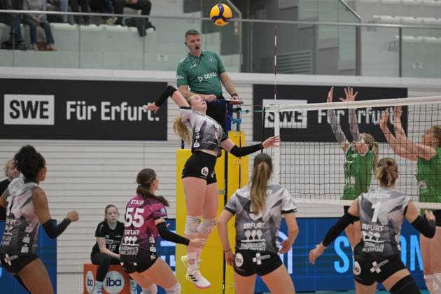 RECORD DATE NOT STATED Lea Feistritzer (8; Schwarz-Weiß Erfurt) schmettert, während Cecilia Malm (5; USC Münster), Elena Kömmling (7; USC Münster) und Yina Liu (8; USC Münster) blocken. Mia Anna Stauß (55; Schwarz-Weiß Erfurt), Alianza Darley (14; Schwarz-Weiß Erfurt) und Alina Zellin (1; Schwarz-Weiß Erfurt) unterstützen im Feld. Lea Feistritzer (8; Schwarz-Weiß Erfurt) schmettert am Netz Copyright: xSpeedshotx