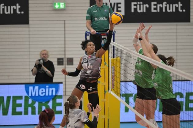 RECORD DATE NOT STATED Alianza Darley (14; Schwarz-Weiß Erfurt) schmettert, während Cecilia Malm (5; USC Münster) und Elena Kömmling (7; USC Münster) blocken, Elizabeth Sandbothe (2; Schwarz-Weiß Erfurt) in Annahmeposition Alianza Darley (14; Schwarz-Weiß Erfurt) schmettert am Netz Copyright: xSpeedshotx